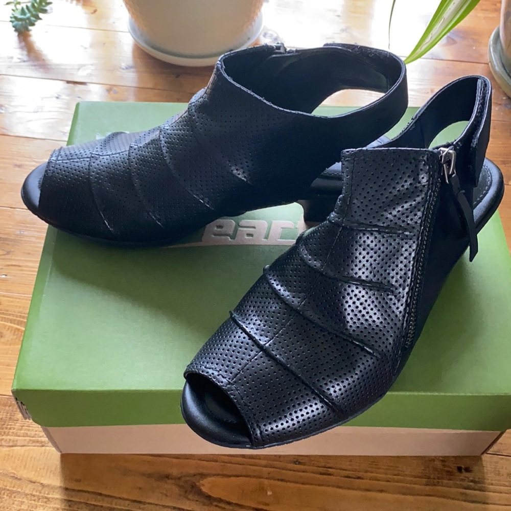 Earth - Black Peep Toe small heel